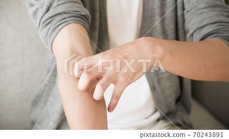 抓他的胳膊的年輕人 70243891