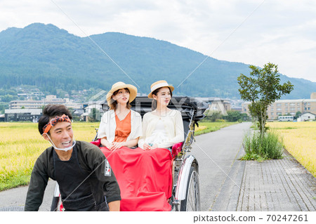 婦女和朋友在由布院女童之旅中享受人力車[9月] [照片合作人力車Ebisuya] 70247261