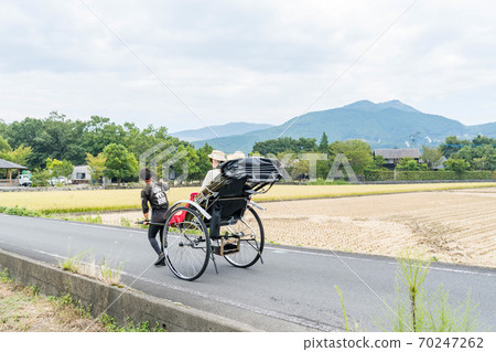 婦女和朋友在由布院女童之旅中享受人力車[9月] [照片合作人力車Ebisuya] 70247262