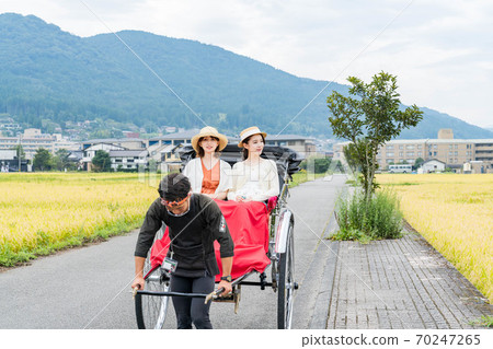 婦女和朋友在由布院女童之旅中享受人力車[9月] [照片合作人力車Ebisuya] 70247265