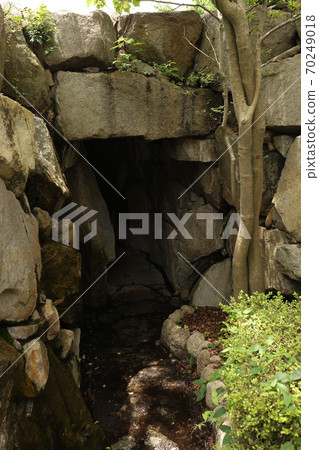Air raid shelter entrance 70249018