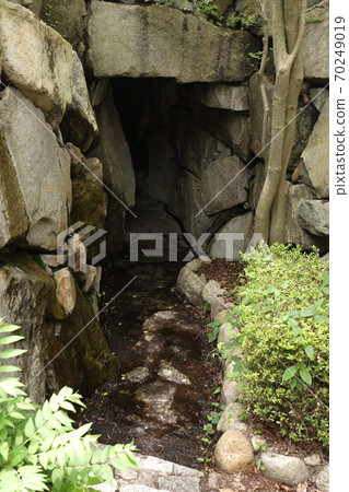 Cave entrance 70249019