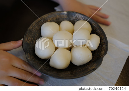 Handmade moon dumplings and children's hands Handmade moon dumplings and children's hands 70249124