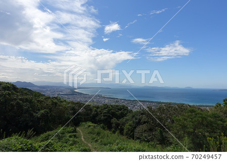 在通往山頂的途中，福島海岸的景色。 70249457