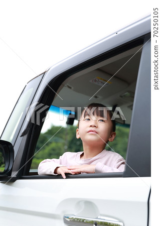 從乘用車的乘客座位出來的女孩 從乘用車的乘客座位出來的女孩 70250105