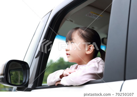 A girl who comes out of the passenger seat of a passenger car 70250107
