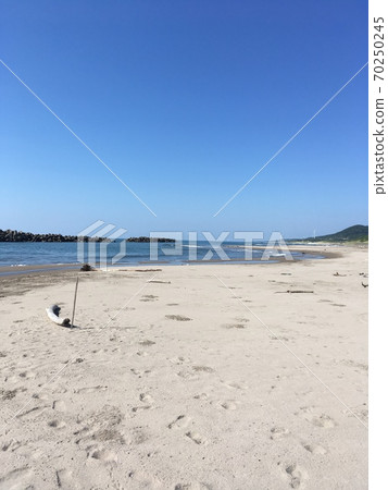海邊的藍天,沙灘和寂寞 海邊的藍天,沙灘和寂寞 70250245