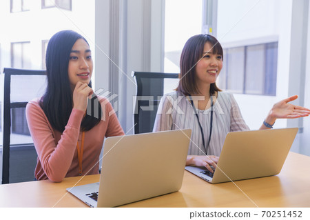 Recruiting personnel [Business image] 70251452