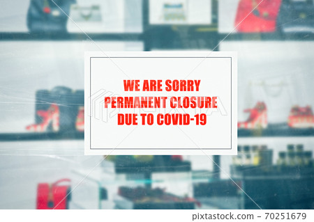 message on a luxury boutique announcing the closure due to the coronavirus 70251679