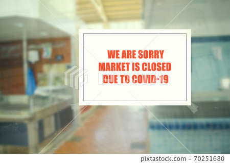 Local market window message announcing the closure due to the coronavirus Local market window message announcing the closure due to the coronavirus 70251680
