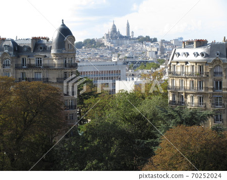 從法國巴黎對接肖蒙公園的蒙馬特聖心大教堂 從法國巴黎對接肖蒙公園的蒙馬特聖心大教堂 70252024