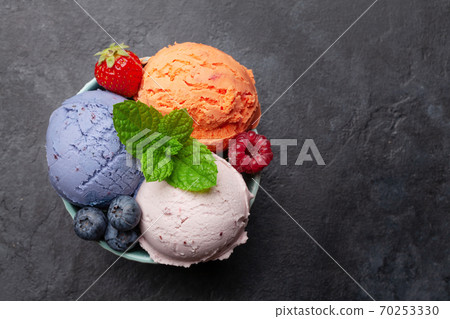 Berry and vanilla ice cream Berry and vanilla ice cream 70253330