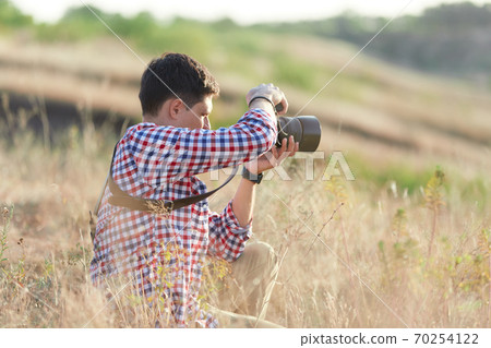 photpgrapher talking pictures outdoors photpgrapher talking pictures outdoors 70254122