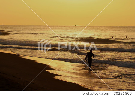 Dawn's surfer 70255806
