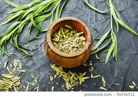 Estragon fresh and dried 70256512