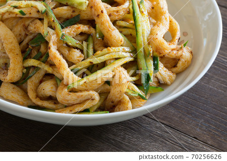 Liangpi spicy cold noodles 70256626