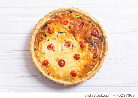 Spinach Quiche lorraine with tomatoes 70257068