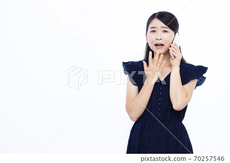 婦女在他們30多歲的智能手機白色背景 70257546
