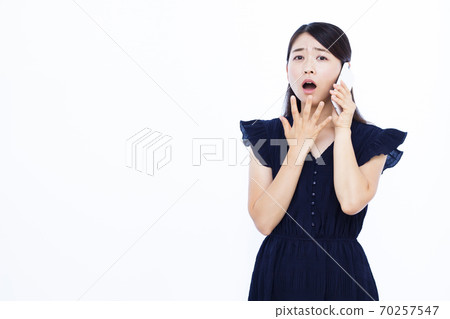婦女在他們30多歲的智能手機白色背景 70257547