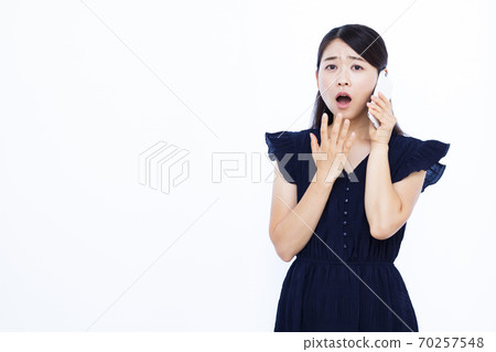 婦女在他們30多歲的智能手機白色背景 70257548