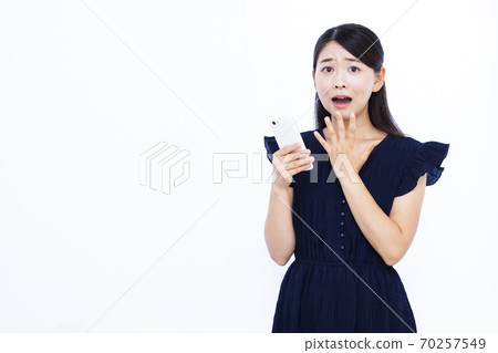 婦女在他們30多歲的智能手機白色背景 70257549