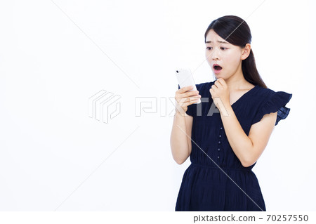 婦女在他們30多歲的智能手機白色背景 70257550