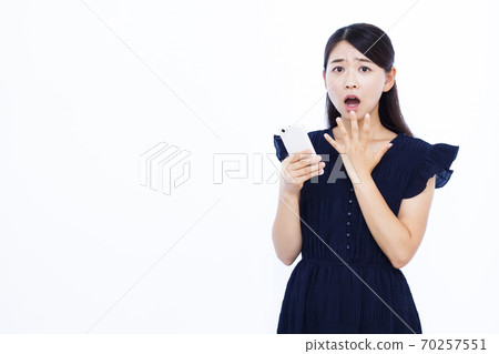 婦女在他們30多歲的智能手機白色背景 70257551