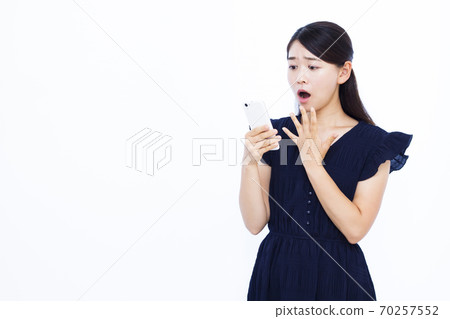 婦女在他們30多歲的智能手機白色背景 70257552