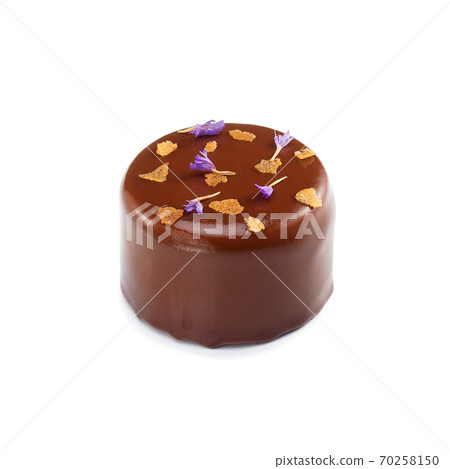 Glazed chocolate mini tart with cream Glazed chocolate mini tart with cream 70258150