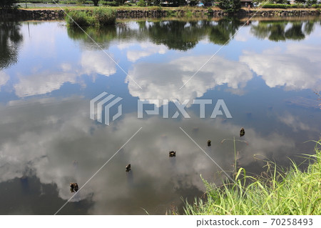 The sky reflected on the surface of the lake 70258493
