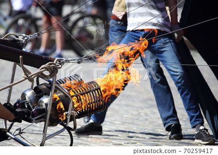 Operation of the gas burner for the balloon 70259417