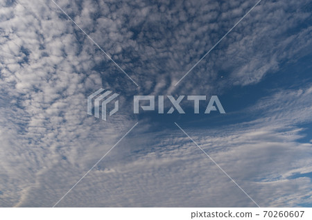 清晨秋天的天空 70260607