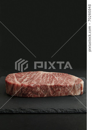 黑板上的生烤牛肉牛肉 70260848