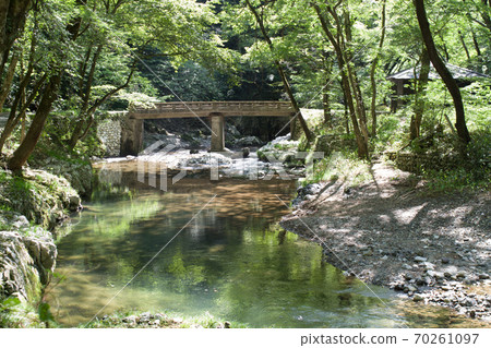 帝夏河清澈的溪流，在夏末的景色 70261097