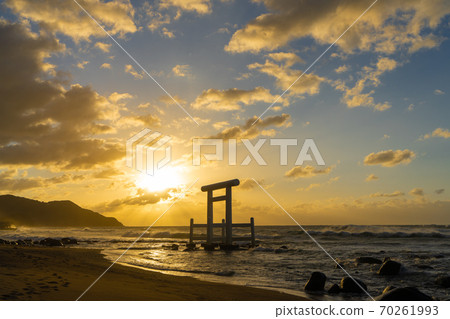 "Meotoiwa of Sakurai Futigaura" at sunset, Itoshima City, Fukuoka Prefecture 70261993