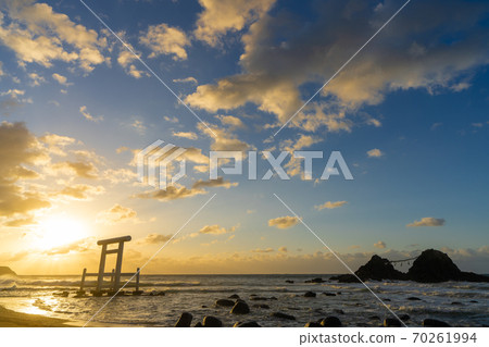 "Meotoiwa of Sakurai Futigaura" at sunset, Itoshima City, Fukuoka Prefecture 70261994