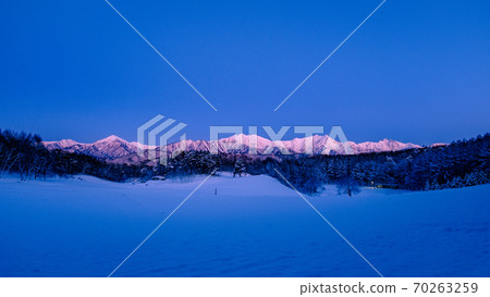 Northern Alps at dawn, Ushiro-Tateyama mountain range (Nakayama plateau, winter) 70263259