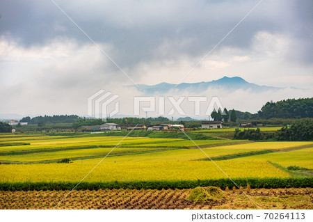 阿蘇在秋天的草原上噴發的壯麗景色 阿蘇在秋天的草原上噴發的壯麗景色 70264113