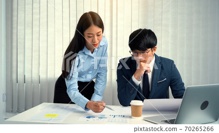 Employee explains the earnings to the manager at the office. 70265266