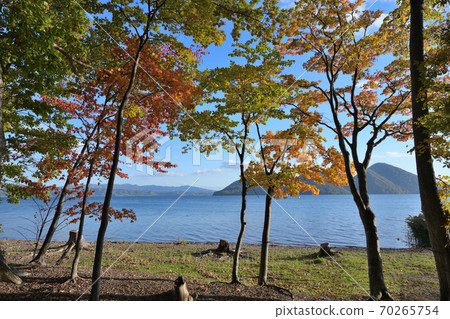 Toyako in autumn 70265754