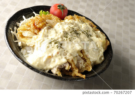 雞南板碗，配以許多塔塔醬和蔬菜，例如櫻桃番茄 70267207