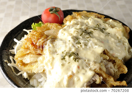 雞南板碗,配以許多塔塔醬和蔬菜,例如櫻桃番茄 雞南板碗,配以許多塔塔醬和蔬菜,例如櫻桃番茄 70267208