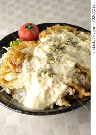 Chicken nanban bowl with plenty of tartar sauce with vegetables such as cherry tomatoes 70267218