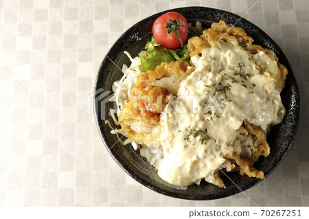 雞肉南板碗，上面有許多塔塔醬和蔬菜，例如櫻桃番茄（頂視圖） 70267251