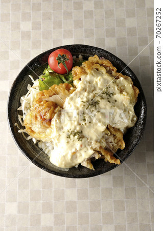 Chicken nanban bowl with plenty of tartar sauce with vegetables such as cherry tomatoes (overhead view) Chicken nanban bowl with plenty of tartar sauce with vegetables such as cherry tomatoes (overhead view) 70267252