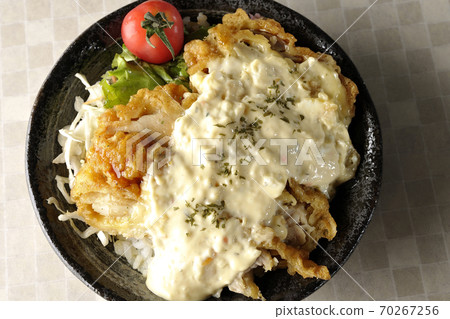 Chicken nanban bowl with plenty of tartar sauce with vegetables such as cherry tomatoes (overhead view) Chicken nanban bowl with plenty of tartar sauce with vegetables such as cherry tomatoes (overhead view) 70267256