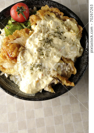 Chicken nanban bowl with plenty of tartar sauce with vegetables such as cherry tomatoes (overhead view) Chicken nanban bowl with plenty of tartar sauce with vegetables such as cherry tomatoes (overhead view) 70267263