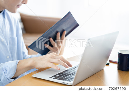 Business at the hands of men who work from home 70267390