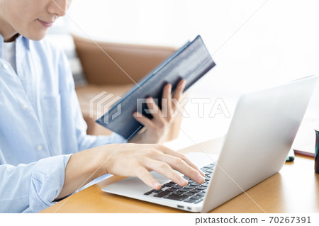 Business at the hands of men who work from home 70267391