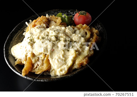 Chicken nanban bowl with plenty of tartar sauce with vegetables such as cherry tomatoes (black background) Chicken nanban bowl with plenty of tartar sauce with vegetables such as cherry tomatoes (black background) 70267551
